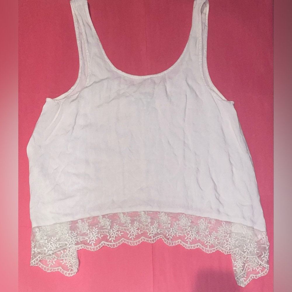American Eagle Outfitters- women’s white scoop neck. Flowy, cropped tank. Small